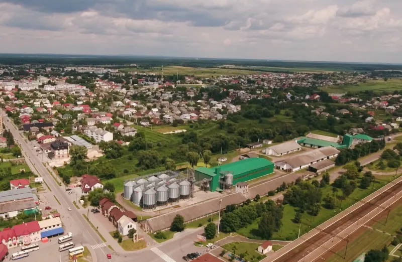 Аерофотознімок промислового комплексу на околиці міста.