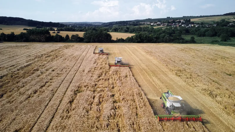 Техніка Західного Бугу під час збору ячменю