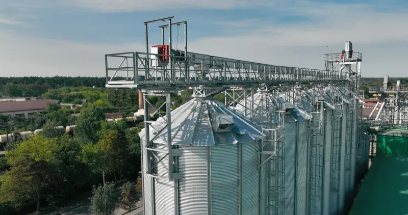 Це панорамний знімок великого зерносховища (елеватора) з висоти пташиного польоту.